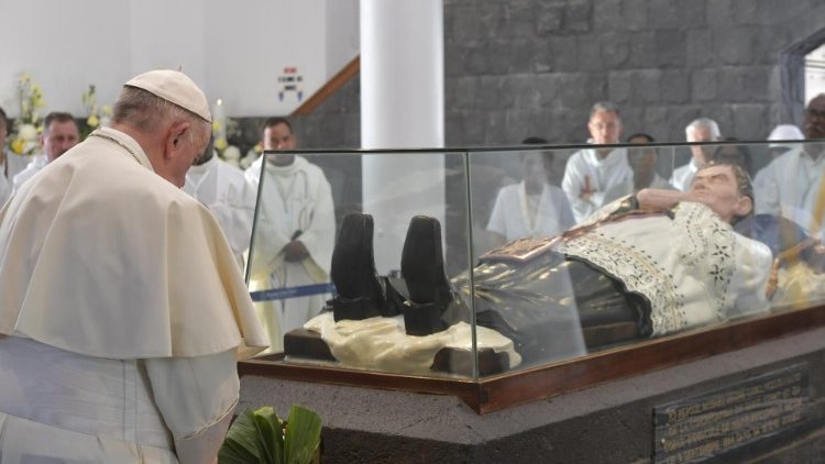 Papa Franjo na grobu blaženoga Jacques-Désiréa Lavala tijekom apostolskoga pohoda Mauricijusu; 9. rujna 2019.