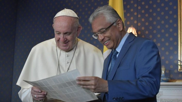 Papež Frančišek in predsednik Mavricija Barlen Vyapoory