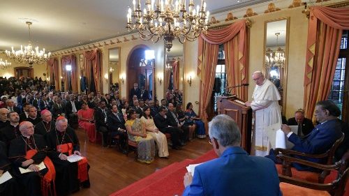 Papa: no a modello economico idolatrico che sacrifica poveri e ambiente