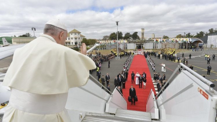 教皇フランシスコ、マダガスカルのアンタナナリボ空港からローマへ　2019年9月10日