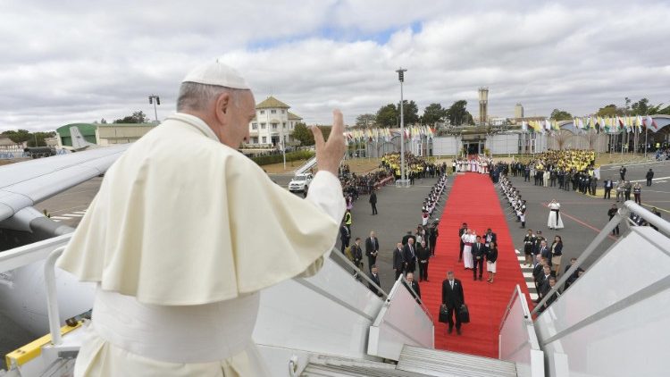 Ferenc pápa visszaindul Antananarivóból 31. apostoli útja végén