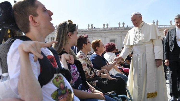 Папата за време на Генералната аудиенција на плоштадот Свети Петар