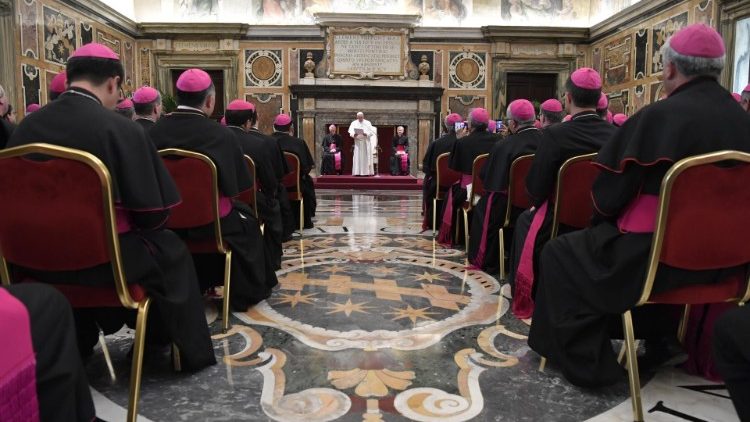 Papież do biskupów: bądźcie blisko powierzonego wam ludu