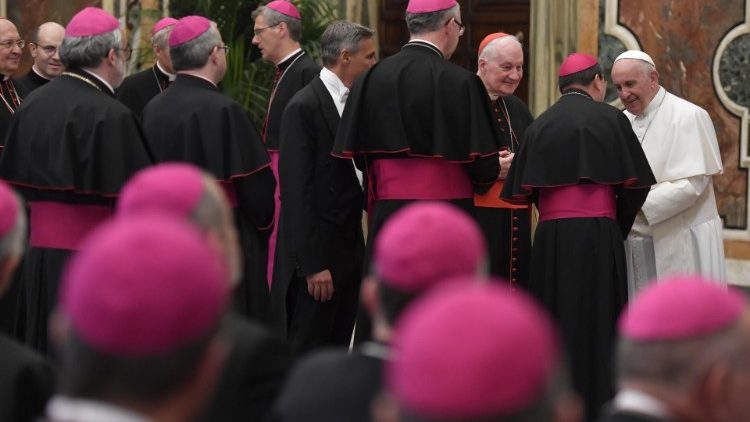Papež Frančišek med srečanjem s škofi: Bližina Bogu je izvir škofove službe