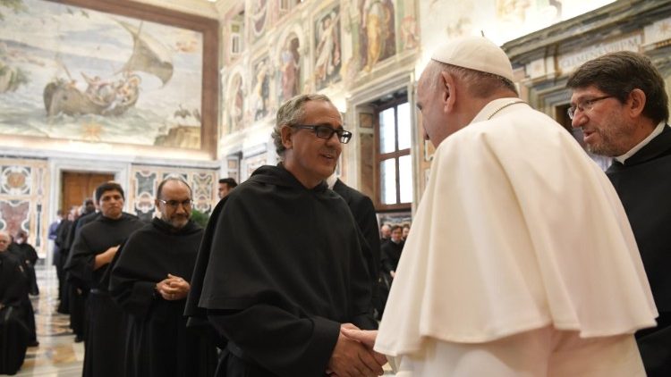 Popiežius sveikina augustinus