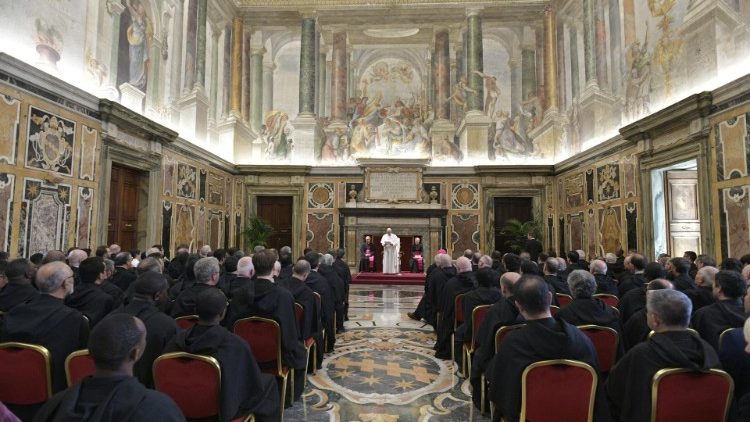 البابا فرنسيس مستقبلا المشاركين في مجمع عام رهبنة القديس أغسطينوس 13 أيلول سبتمبر 2019