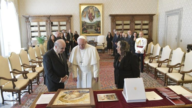 George Vella máltai elnök és felesége Ferenc pápánál 2019. szeptember 16-án 