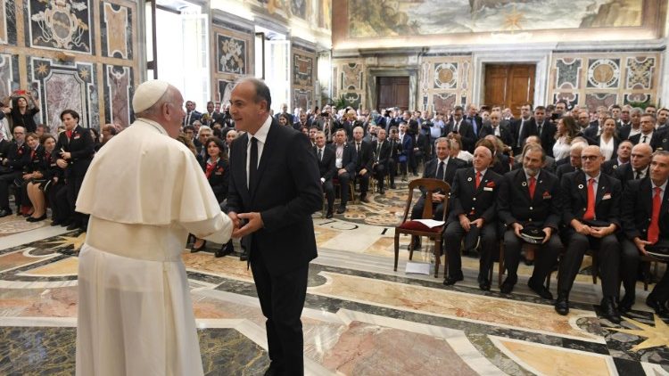 Le Pape saluant le PDG du "Gruppo Ferrovie dello Stato", le 16 septembre 2019 au Vatican.