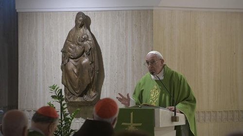 Il Papa a S. Marta: l'indifferenza chiude la porta alla compassione