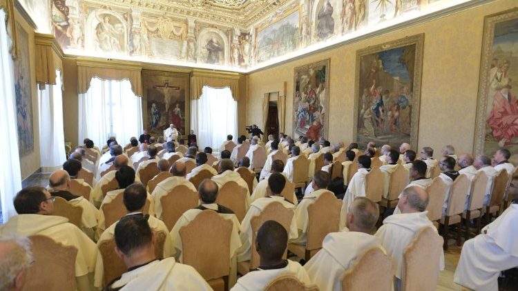 البابا فرنسيس مستقبلا المشاركين في مجمع عام رهبانية إخوة الطوباوية مريم العذراء سيدة جبل الكرمل (الكرمليين) 21 أيلول سبتمبر 2019
