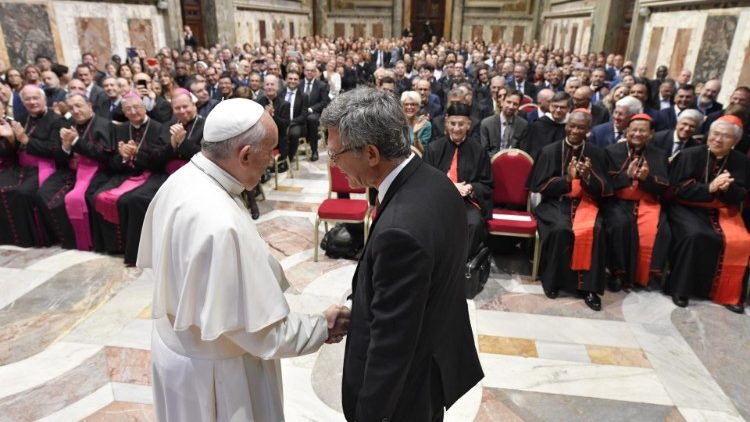 Le Pape saluant Paolo Ruffini lors de l'audience au personnel du Dicastère pour la Communication.