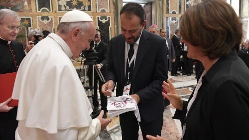 Il Papa ai giornalisti Ucsi: raccontate “buone notizie” e smascherate le parole false 