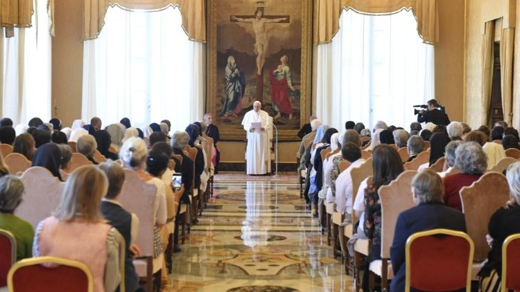 Papa Franjo sa sudionicima prve opće skupštine svjetske mreže posvećenih osoba Talitha Kum; Vatikan 26. rujna 2019.