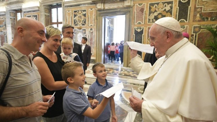 Папата с членове на Общността "Емануел" от Лече