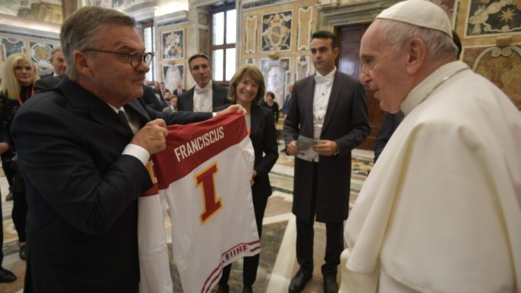 Papež Frančišek med srečanjem z Mednarodno hokejsko zvezo