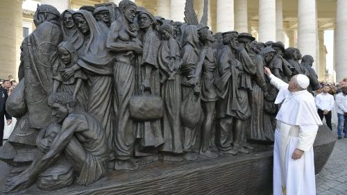 In Piazza San Pietro Francesco inaugura il monumento al Migrante 
