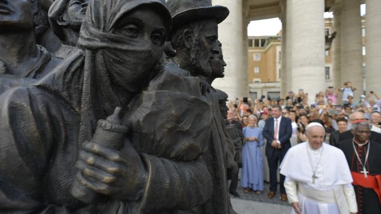 Papież: rzeźba poświęcona migrantom wezwaniem do gościnności
