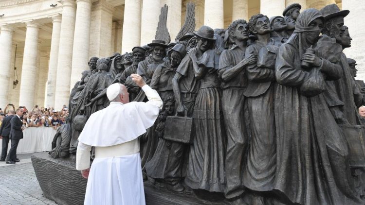 Папата откри монумент на мигранта на площад Свети Петър 