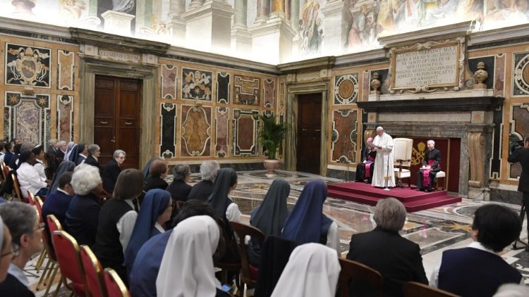 البابا فرنسيس مستقبلاً المشاركات في مجمع عام بنات القديس بولس 04 تشرين الأول أكتوبر 2019