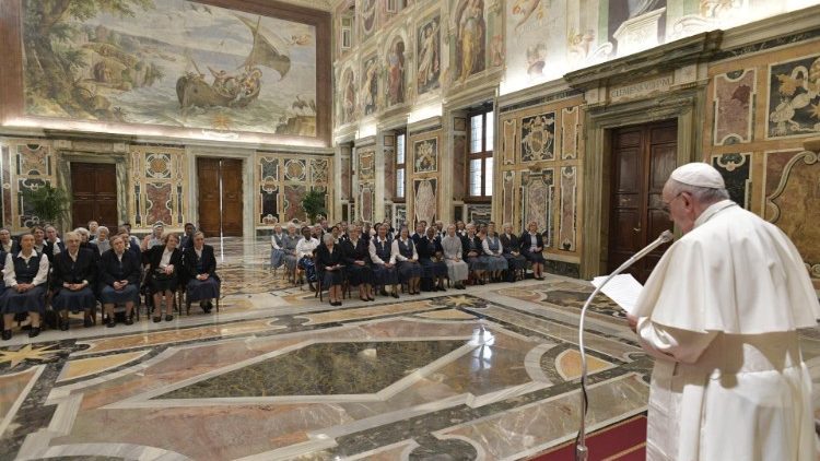 Papa Franjo sa sudionicama općega kapitula Kćeri svetoga Pavla; Vatikan, 4. listopada 2019. 