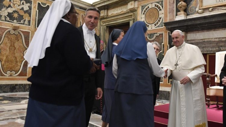 Папата с монахирите от Института на Свети Павел