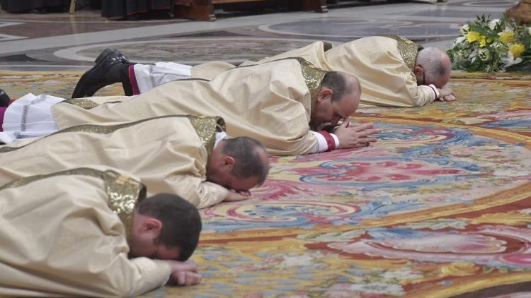 I quattro presuli si prostrano davanti al Papa