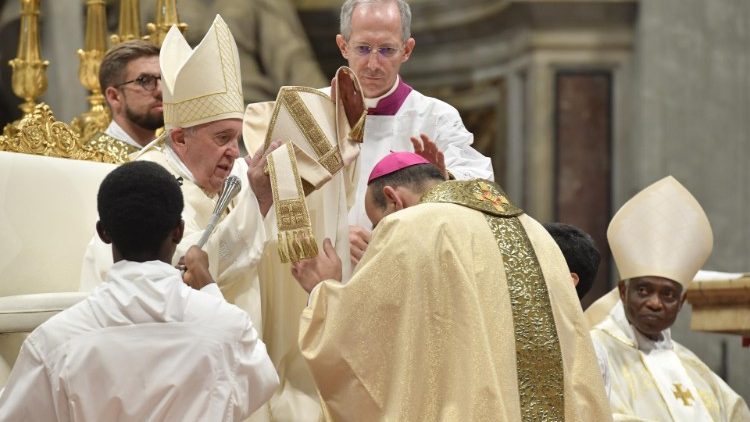 Imagens da missa de ordenação episcopal na Basílica Vaticana presidida pelo Papa Francisco