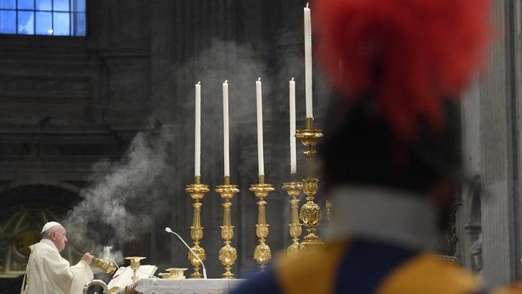 Papst Franziskus bei einer Weiheliturgie im Petersdom