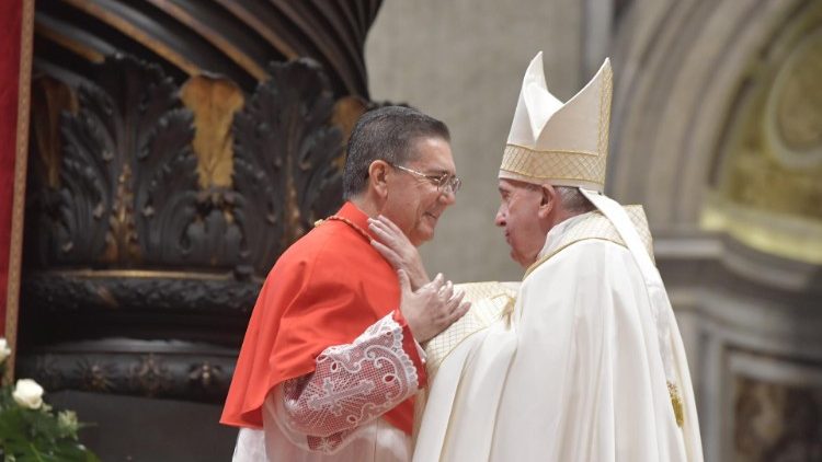 Il Papa con il cardinale Ayuso Guixot