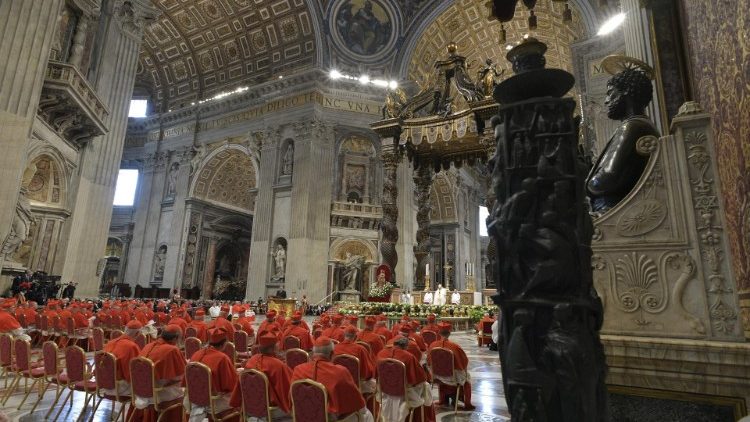 教皇フランシスコ、11月28日に枢機卿会議招集（写真：2019年10月の枢機卿会議・バチカン・聖ペトロ大聖堂）