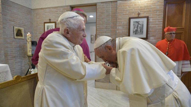 Begegnung des amtierenden Papstes Franziskus (re) und des emeritierten Papstes Benedikt XVI. (li) im Oktober 2019 im Vatikan