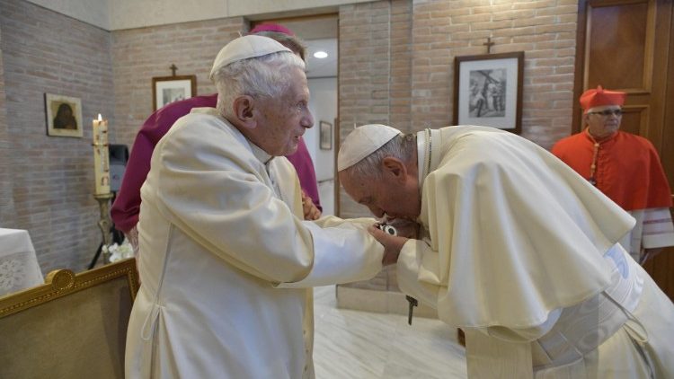 Ferenc pápa látogatást tett az emeritus Benedek pápánál, 2019.
