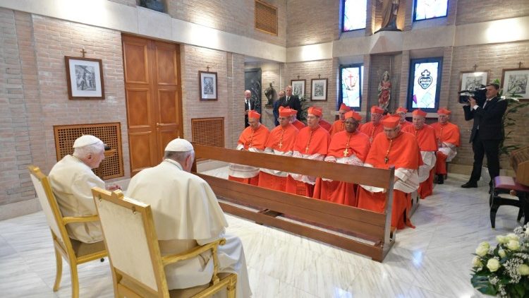 Popiežius Pranciškus ir popiežius emeritas Benediktas XVI su naujais kardinolais