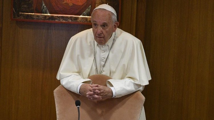 Papst Franziskus beim Gebet in der Synodenaula