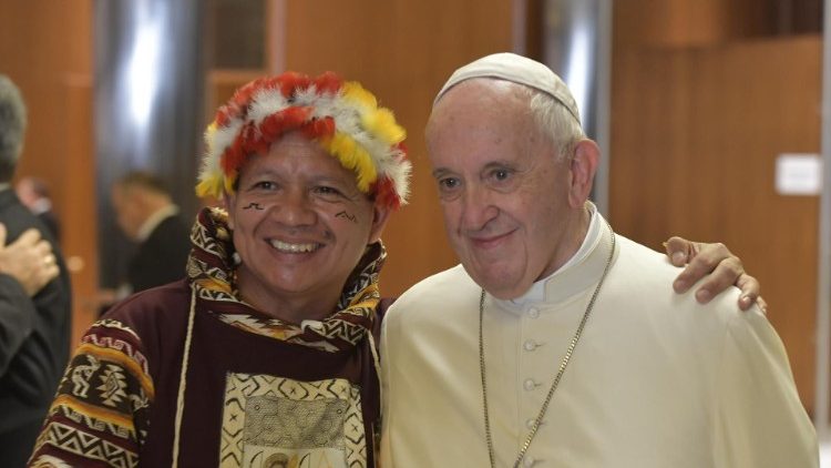 Papst Franziskus mit einem Synodenteilnehmer am Dienstag