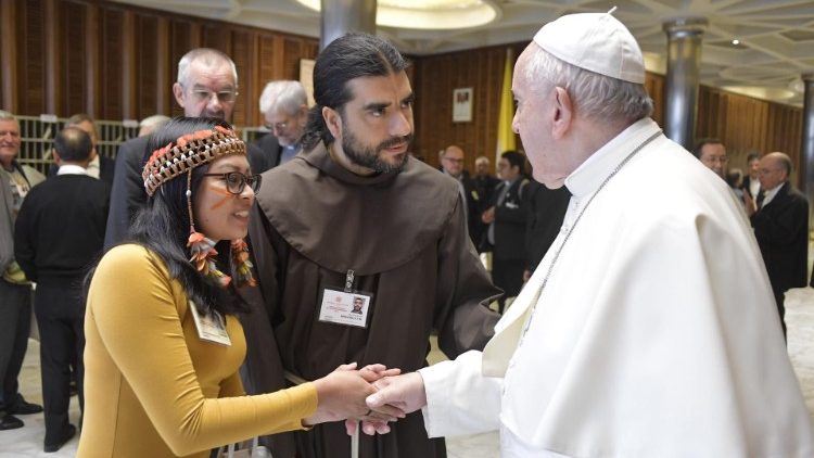Il Papa con una catechista alla Congregazione Generale