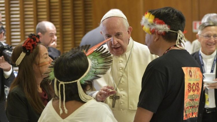 Sínodo: Papa encontra indígenas
