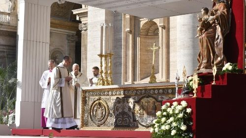 Cirkev má päť nových svätých. Pápež: Byť ako láskavé svetlá medzi temnotami sveta