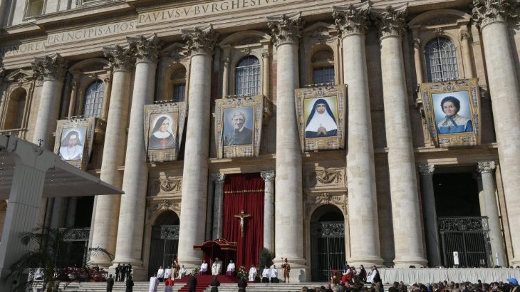 Papež Frančišek je na Trgu sv. Petra daroval sveto mašo, med katero je razglasil pet novih svetnikov.