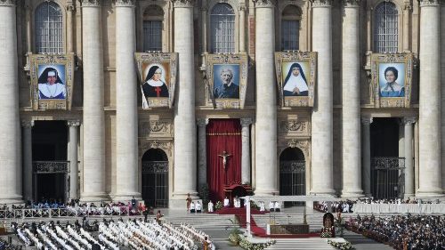 Pope at Canonization Mass: New saints "kindly lights" in the gloom of the world