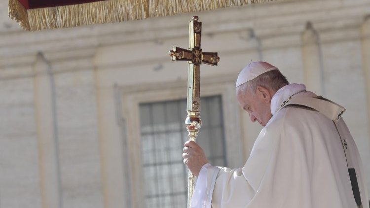 Papst Franziskus bei der Heiligsprechungsfeier auf dem Petersplatz