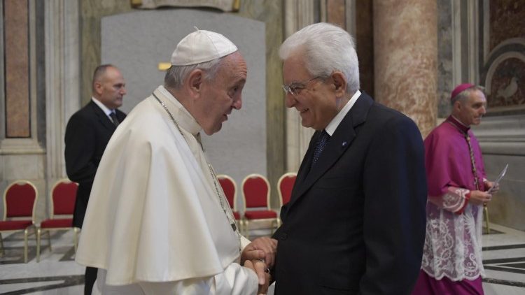 Échange informel entre le Pape François et le président Mattarella à la basilique Saint-Pierre après une messe de canonisation, le 13 octobre 2019.