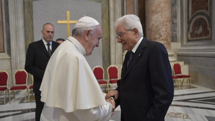 Il Papa e il presidente della Repubblica italiana, Sergio Mattarella (foto d'archivio)
