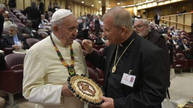 Geschenke für den Papst in der Synodenaula