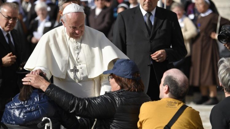 Le Pape saluant des personnes handicapées lors de l'audience générale du 16 octobre 2019 sur la Place Saint-Pierre.