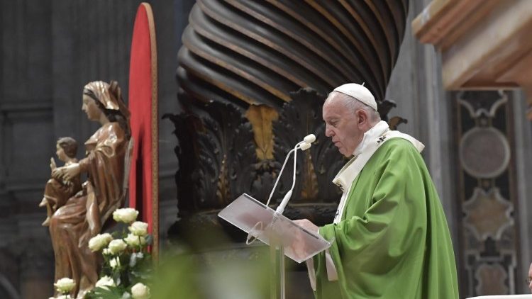 Papež Frančišek med pridigo pri sveti maši na misijonski dan v baziliki sv. Petra.