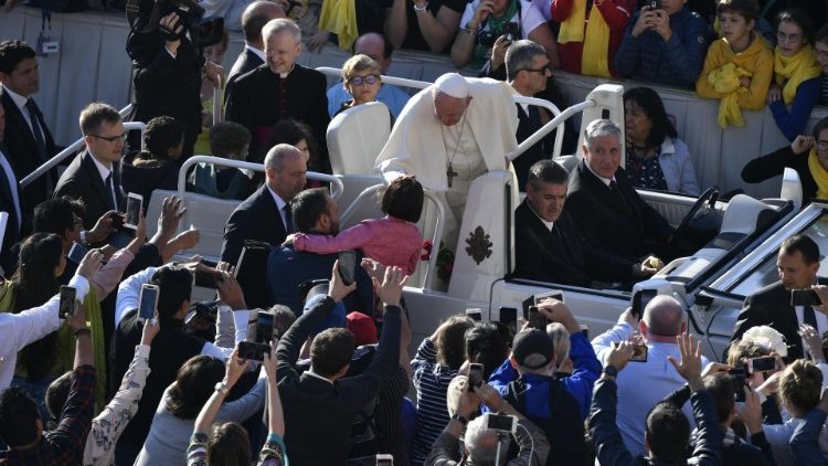 Le Pape bénissant une petite fille lors de l'audience générale du 23 octobre 2019.
