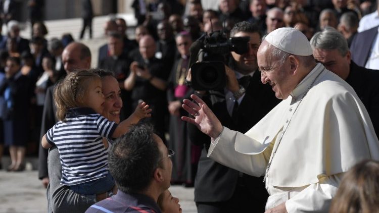 Папа приветствует гостей на одной из общих аудиенций (2019 г.)
