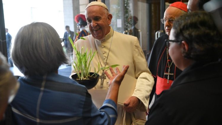 Påven möter deltagare i synoden 