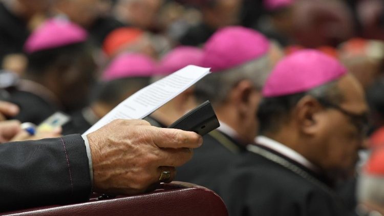 Lavori durante un Sinodo dei vescovi in Vaticano